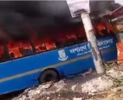 রাজধানীর মাতুয়াইলের গ্যারেজে জবির বাসে আগুন