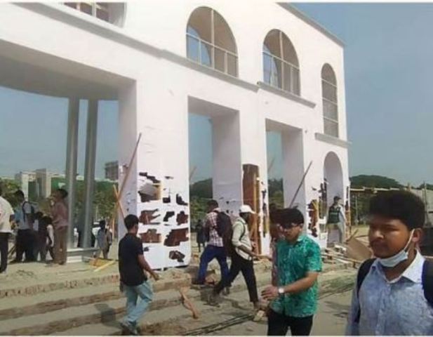 সচিবালয় সরানোর সিদ্ধান্ত বাতিলের দাবিতে মেলার গেইট-স্টল ভাঙচুর
