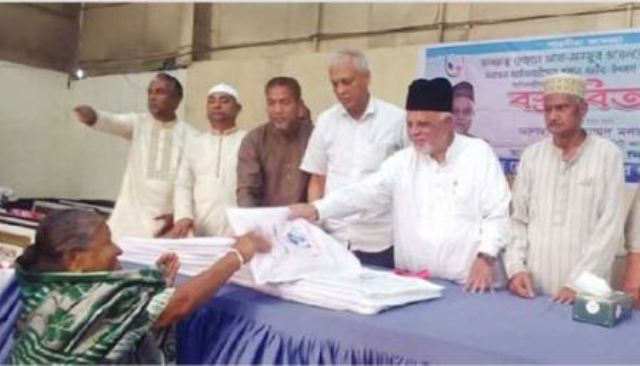 দুর্গোৎসব উপলক্ষে মনজুর আলমের বস্ত্র বিতরণ