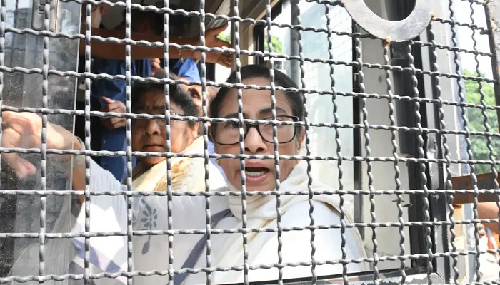 এবার দিল্লিতে আটক মমতা বন্দ্যোপাধ্যায়