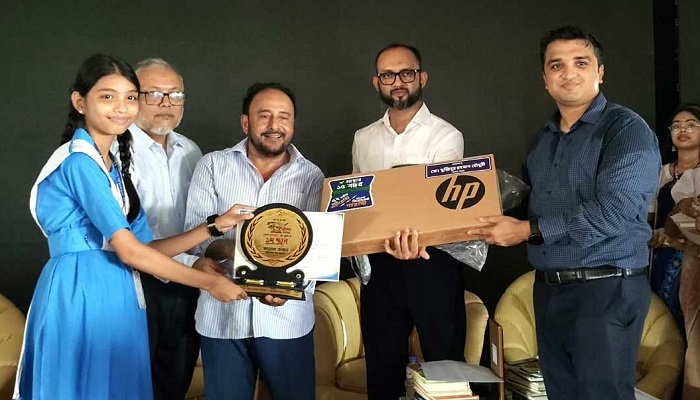 বই পড়ে ল্যাপটপ পেল ৮ শিক্ষার্থী
